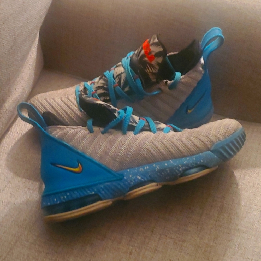 Nike Lebron 16 Youth Size 6
